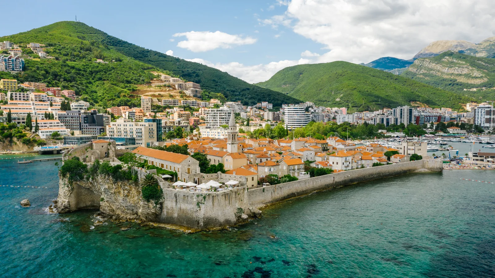 Stari grad Budva i marina iz vazduha